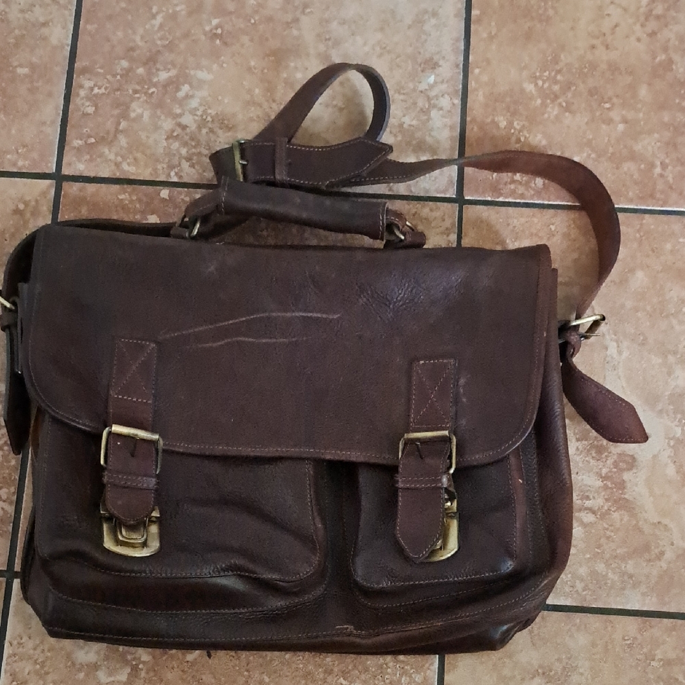 Brown Leather Messenger Bag with Vintage Appeal